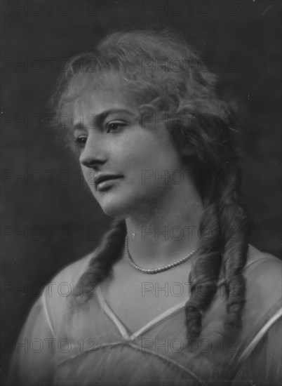 Crosbie, Violet, Miss, portrait photograph, 1916 Mar. 17. Creator: Arnold Genthe.