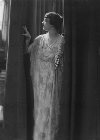 Dalmores, Miss, portrait photograph, 1915 May 7. Creator: Arnold Genthe.