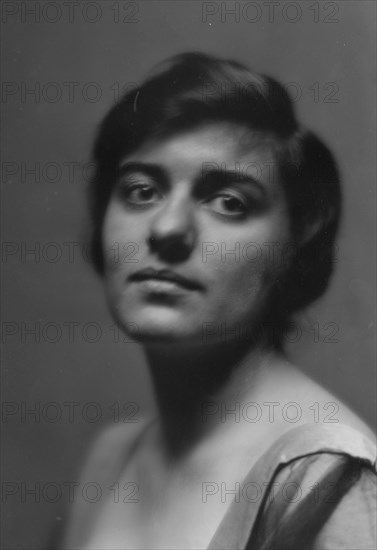 Damrosch, Alice, Miss, portrait photograph, 1913 Dec. 18. Creator: Arnold Genthe.