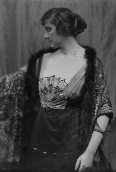 Damrosch, Alice, Miss, portrait photograph, 1913 Dec. 18. Creator: Arnold Genthe.