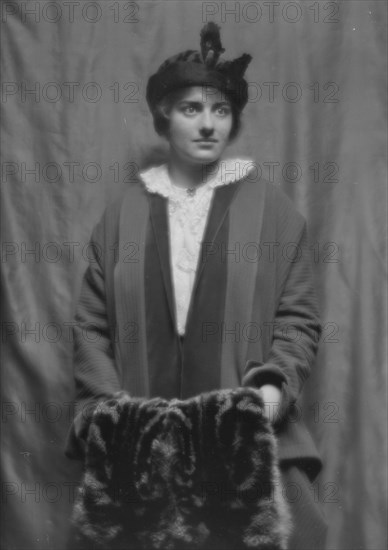 Damrosch, Alice, Miss, portrait photograph, 1913 Dec. 18. Creator: Arnold Genthe.