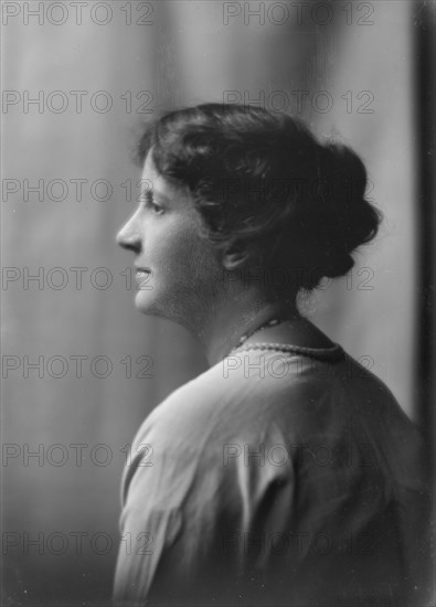 Davies, W.W., Mrs., portrait photograph, 1917 Oct. 21. Creator: Arnold Genthe.