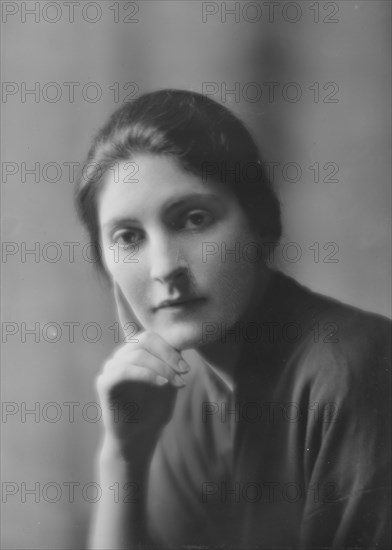 De Saulles, J.L., Mrs., portrait photograph, 1915 May 28. Creator: Arnold Genthe.