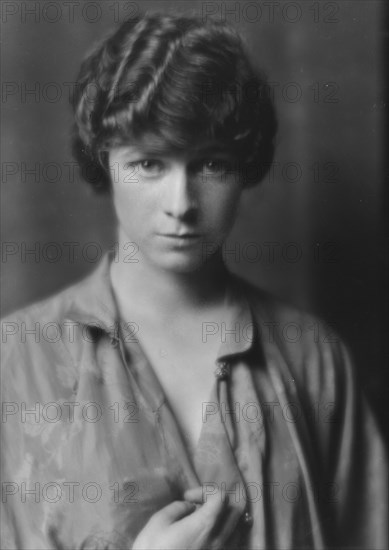 Dickerson, Dorothy, Miss, portrait photograph, 1914 July 7. Creator: Arnold Genthe.