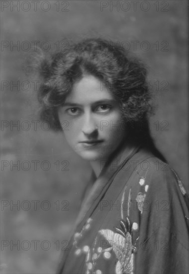 Dilling, Charlene, Miss, portrait photograph, 1914 Apr. 21. Creator: Arnold Genthe.