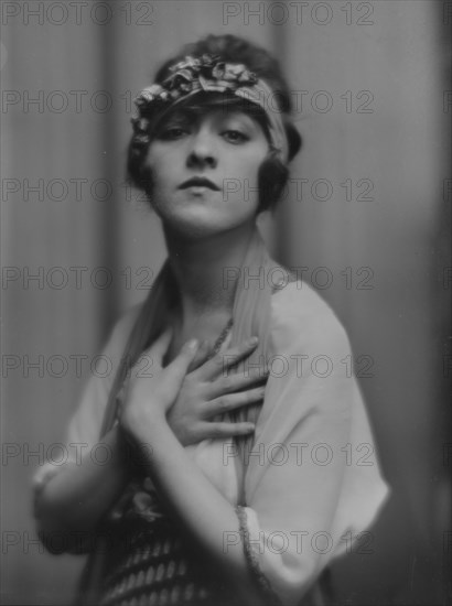 Dolly sister, portrait photograph, 1916. Creator: Arnold Genthe.