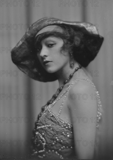 Dolly sister, portrait photograph, 1916. Creator: Arnold Genthe.