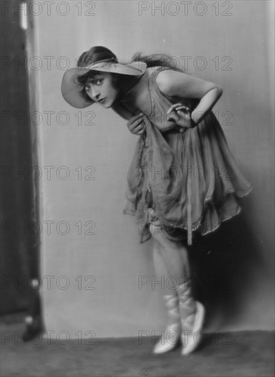 Dolly sister, portrait photograph, 1916. Creator: Arnold Genthe.