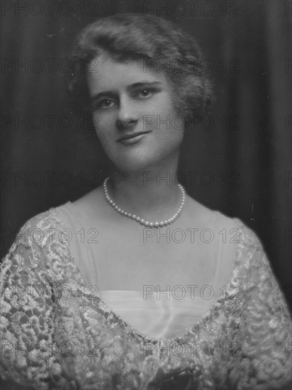 Draper, Helen, Miss, portrait photograph, 1916. Creator: Arnold Genthe.