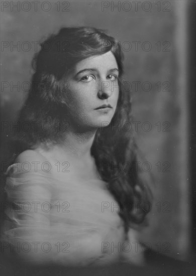 Duvall, Miss, portrait photograph, 1916. Creator: Arnold Genthe.