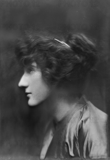 Eder, Helen, Miss, portrait photograph, 1913. Creator: Arnold Genthe.