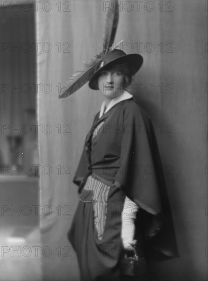 Eder, Helen, Miss, portrait photograph, ca. 1913. Creator: Arnold Genthe.