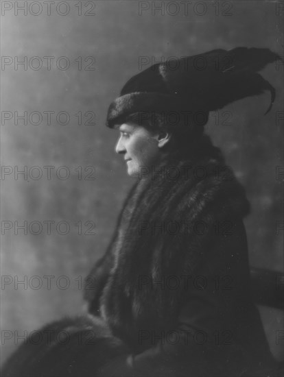 Edey, Fred, Mrs., portrait photograph, 1916. Creator: Arnold Genthe.