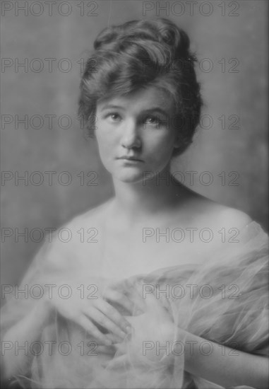 Ely, Dorothy, Miss, portrait photograph, between 1914 and 1917. Creator: Arnold Genthe.