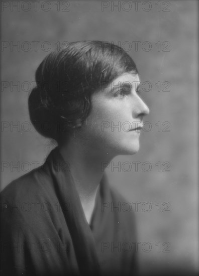 Flanagan, Gertrude, Miss, portrait photograph, 1915 May 10. Creator: Arnold Genthe.