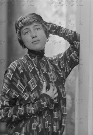 Freeman, Helen, Miss, portrait photograph, 1914 Sept. 4. Creator: Arnold Genthe.