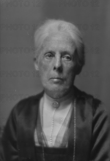 Freeman, J.F., Mrs., portrait photograph, 1914 June 29. Creator: Arnold Genthe.