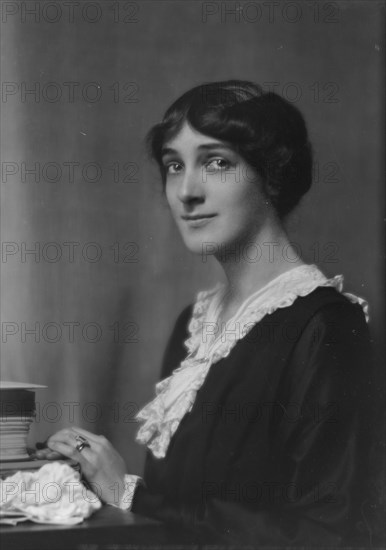 Furst, Arnold, Mrs., portrait photograph, 1914 Oct. 27. Creator: Arnold Genthe.