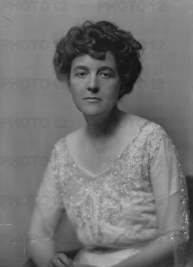 Gale, Zona, Miss, portrait photograph, 1917 May 15. Creator: Arnold Genthe.