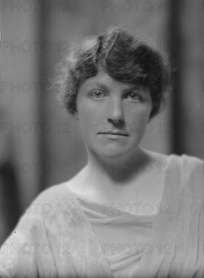 Garlick, Richard, Mrs., portrait photograph, 1914 May 26. Creator: Arnold Genthe.