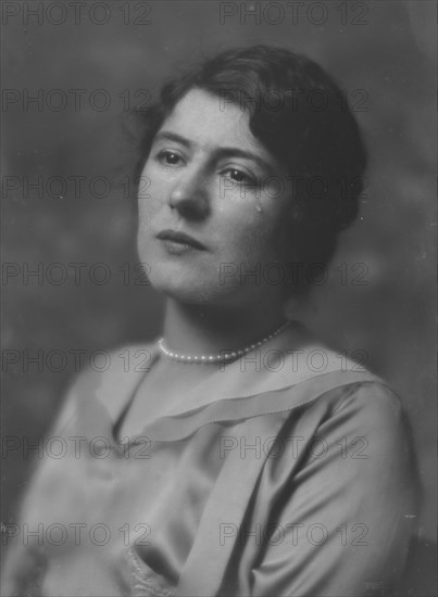 Garrick, Yvonne, Miss, portrait photograph, 1916. Creator: Arnold Genthe.