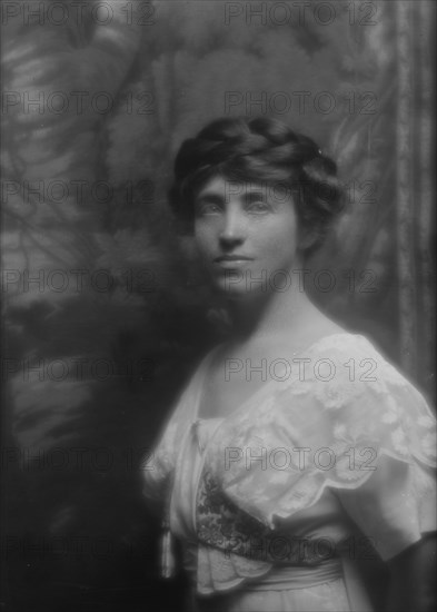 Gates, Eleanor, Mrs., portrait photograph, 1913. Creator: Arnold Genthe.