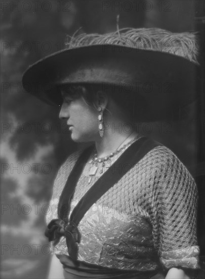 Gilmore, Inez Haynes, Mrs., portrait photograph, 1913. Creator: Arnold Genthe.