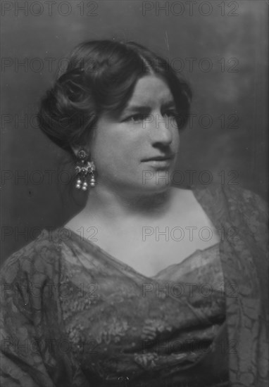 Gilmore, Inez Haynes, Mrs., portrait photograph, 1913. Creator: Arnold Genthe.