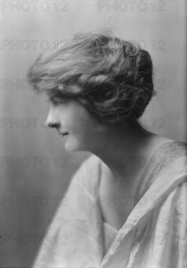 Goode, Blanche, Miss, portrait photograph, 1914 or 1915. Creator: Arnold Genthe.