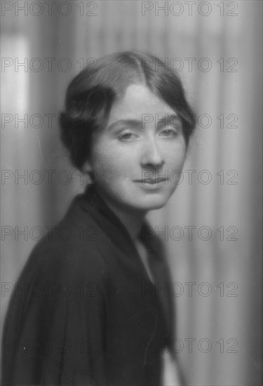 Gordon, Suzette, Miss, portrait photograph, 1915 Sept. 27. Creator: Arnold Genthe.