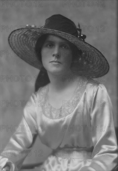 Gould, Jay, Mrs., portrait photograph, 1916 June 15. Creator: Arnold Genthe.