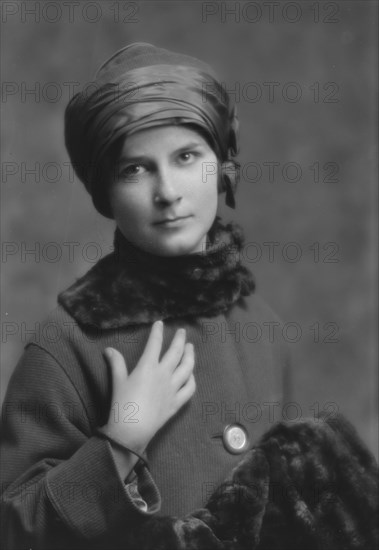 Graham, Dorothy, Miss, portrait photograph, 1914 Sept. 30. Creator: Arnold Genthe.