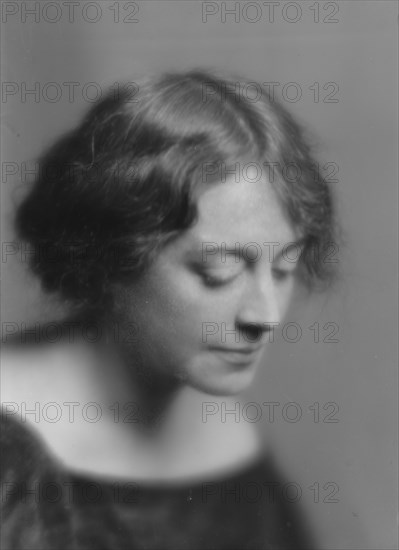 Greenwood, S., Miss, portrait photograph, 1914 Mar. 9. Creator: Arnold Genthe.