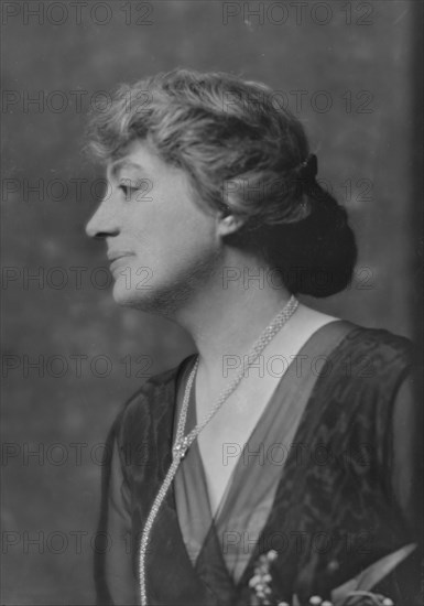 Griggs, Maitland, Mrs., portrait photograph, 1915. Creator: Arnold Genthe.