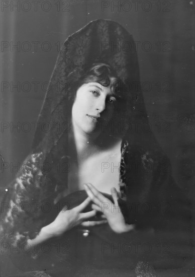 Gwynn, Miss, portrait photograph, not before 1915. Creator: Arnold Genthe.