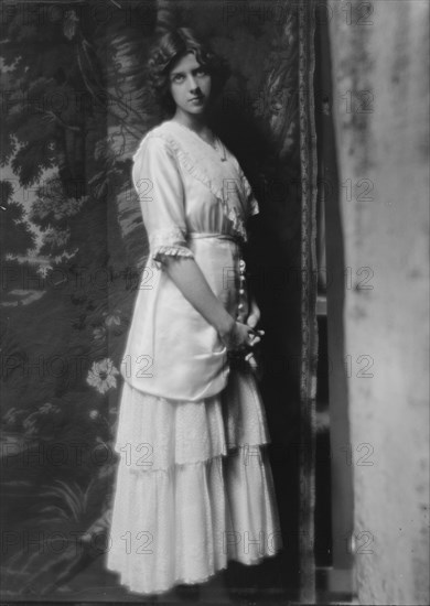 Hadden, Edith, portrait photograph, 1913. Creator: Arnold Genthe.