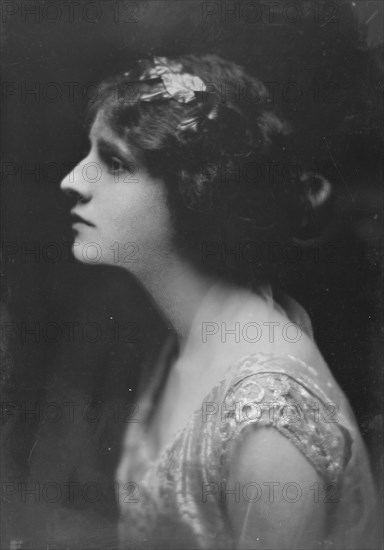 Hagemeyer, M.E. Scott, Miss, portrait photograph, 1916 Mar. 15. Creator: Arnold Genthe.