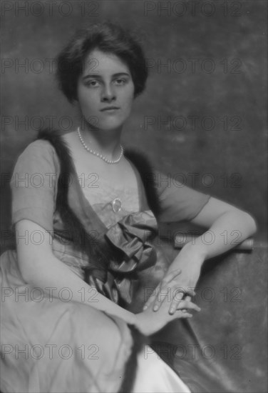 Hamilton, Helen M., Miss, portrait photograph, 1913 Dec. 18. Creator: Arnold Genthe.