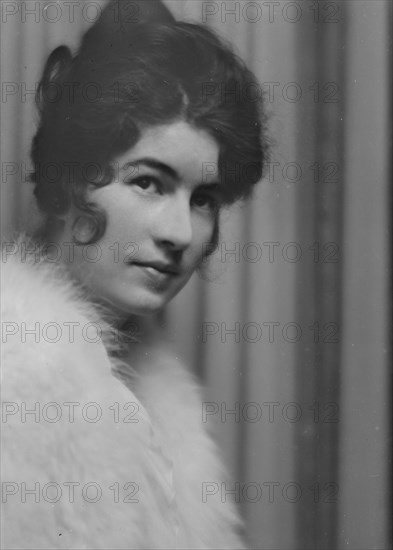 Hamilton, Helen, Miss, portrait photograph, ca. 1913. Creator: Arnold Genthe.