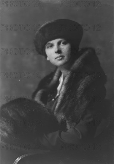 Hanna, Elizabeth, Miss (daughter of Mrs. L.D. Pelton), portrait photograph, 1917 Oct. 1. Creator: Arnold Genthe.