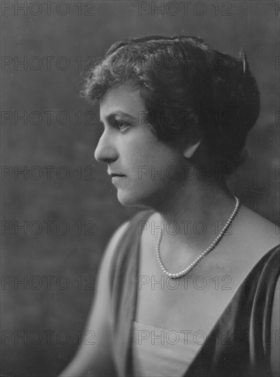 Heilbroner, L., Mrs., portrait photograph, 1916. Creator: Arnold Genthe.