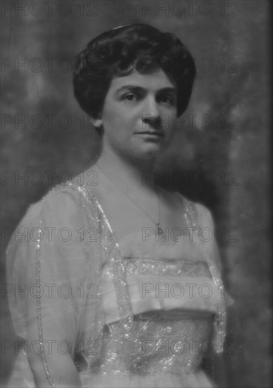 Heineman, Belle, Miss, portrait photograph, 1914 Apr. 2. Creator: Arnold Genthe.