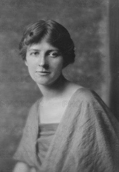 Henley, Miss, portrait photograph, 1916 Feb. 1. Creator: Arnold Genthe.