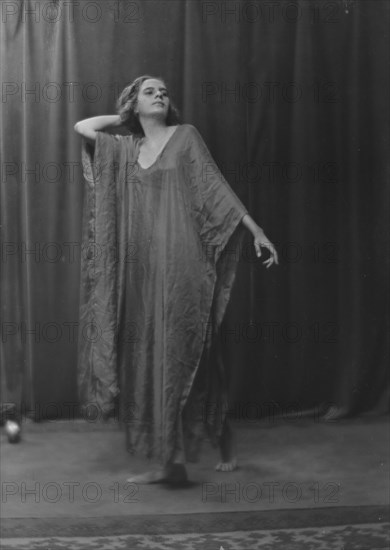 Herundean, Helen, Miss, portrait photograph, 1916 Oct. 12. Creator: Arnold Genthe.