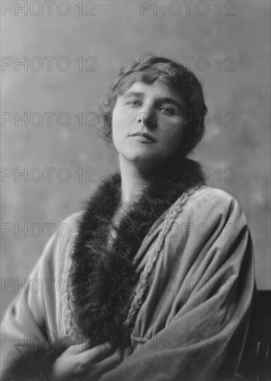 Herzog, Miss, portrait photograph, not before 1916. Creator: Arnold Genthe.