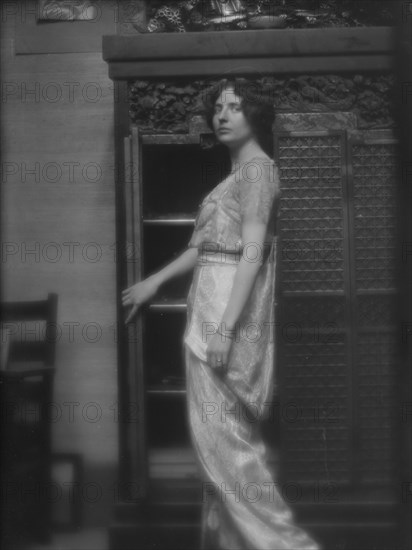 Hinckley, Arthur, Mrs., portrait photograph, 1913. Creator: Arnold Genthe.