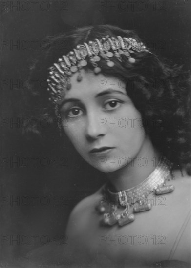 Hoff, Vanda, Miss, portrait photograph, 1916 May 21. Creator: Arnold Genthe.