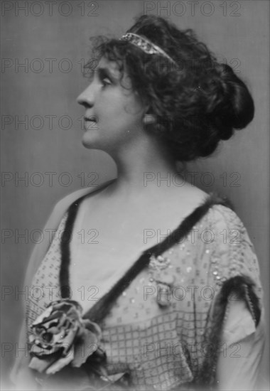 Holt, Winifred, Miss, portrait photograph, 1914 Jan. Creator: Arnold Genthe.