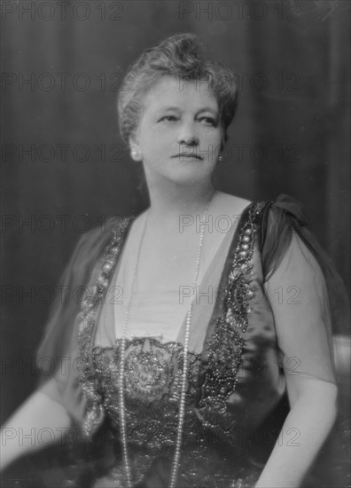 Hopkins, G.B., Mrs., portrait photograph, 1916 Apr. 14. Creator: Arnold Genthe.