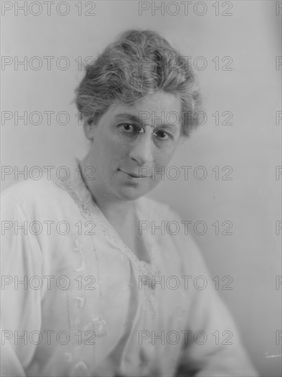 Houston, N.S., Miss, portrait photograph, 1916. Creator: Arnold Genthe.